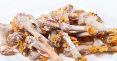 Is it really ok to gnaw your bones at the table?