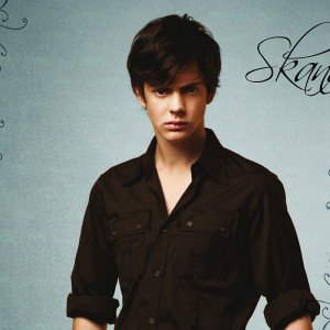 Skandar Keynes 