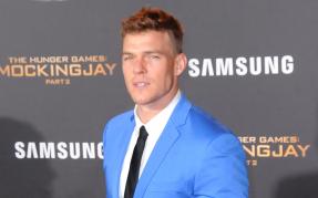 Alan Ritchson 