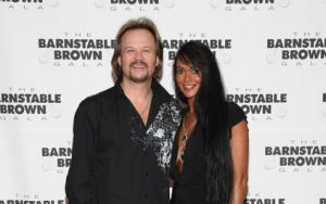 Travis Tritt biography, married, wife, theresa nelson, songs, events