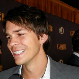 Johnny Simmons profile picture