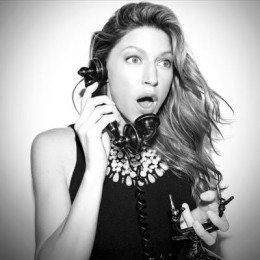 Jes Macallan profile picture
